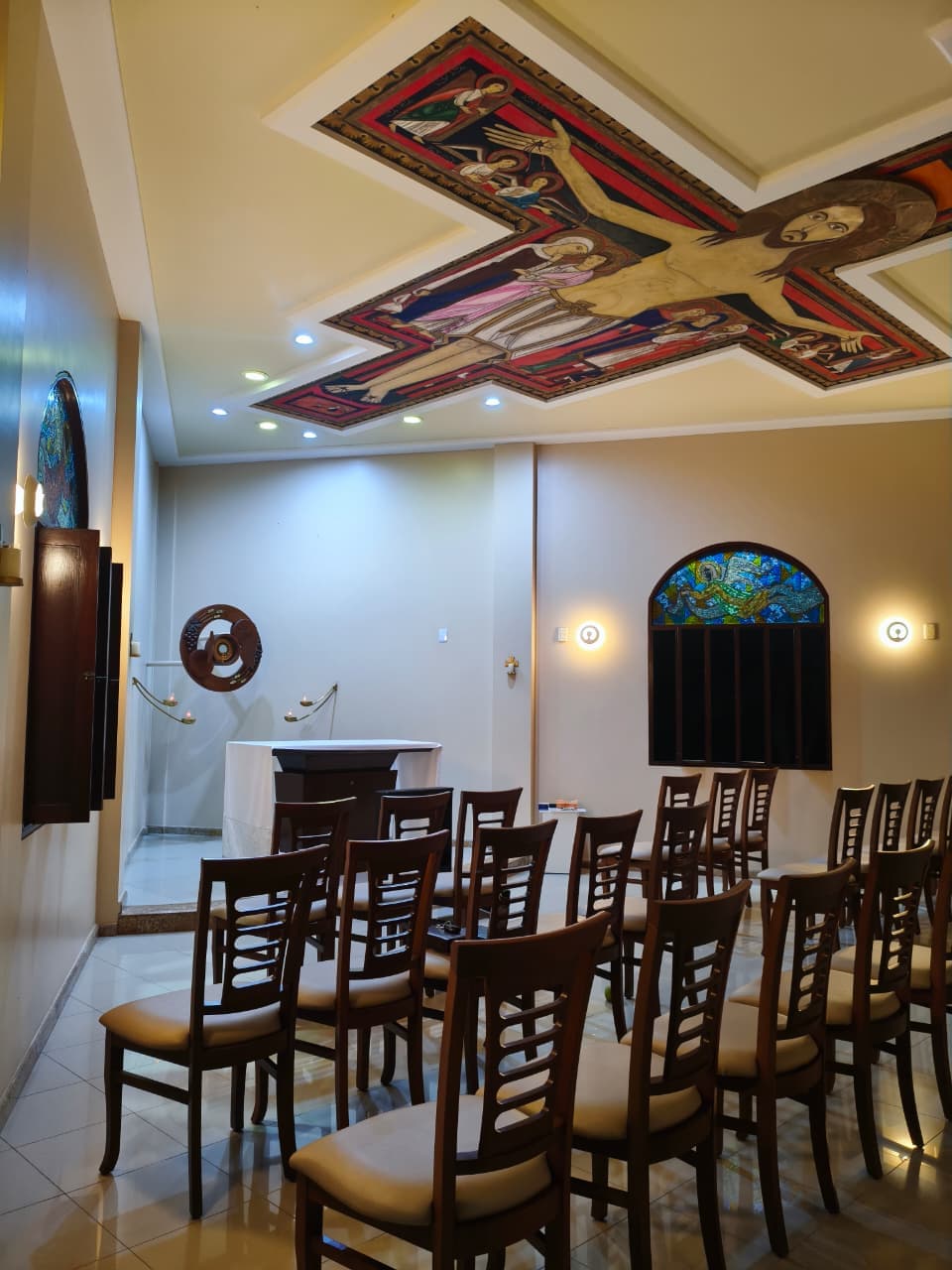 Interior da Capela Santíssima Trindade, lugar de profundo silêncio e escuta.